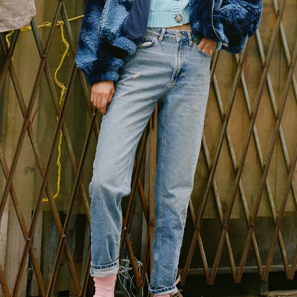 BDG High-Waisted Mom Jean – Light Wash